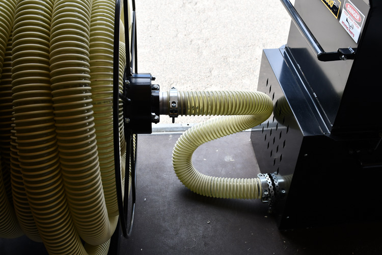 slangeopruller med svirvel tilkoblet CM-1500HP isoleringsmaskine