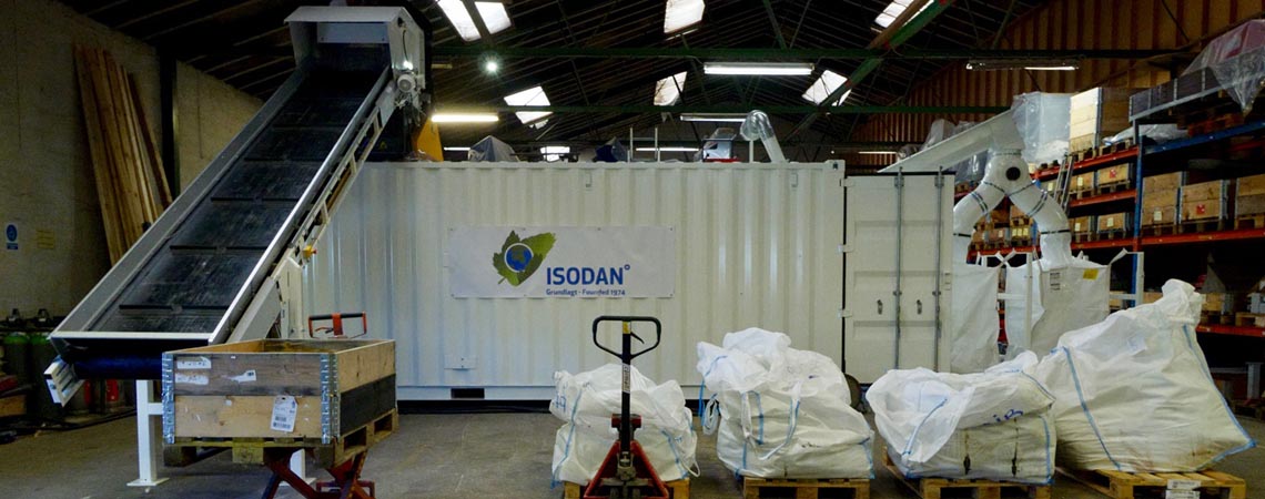 Production plant for recycling boats and wind turbine blades