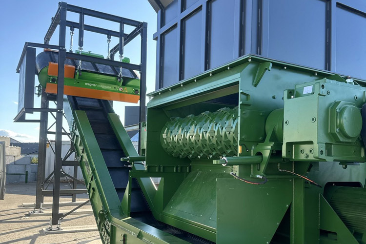 neddeling af plastaffald med shredder og transportbånd samt magnetisk sortering